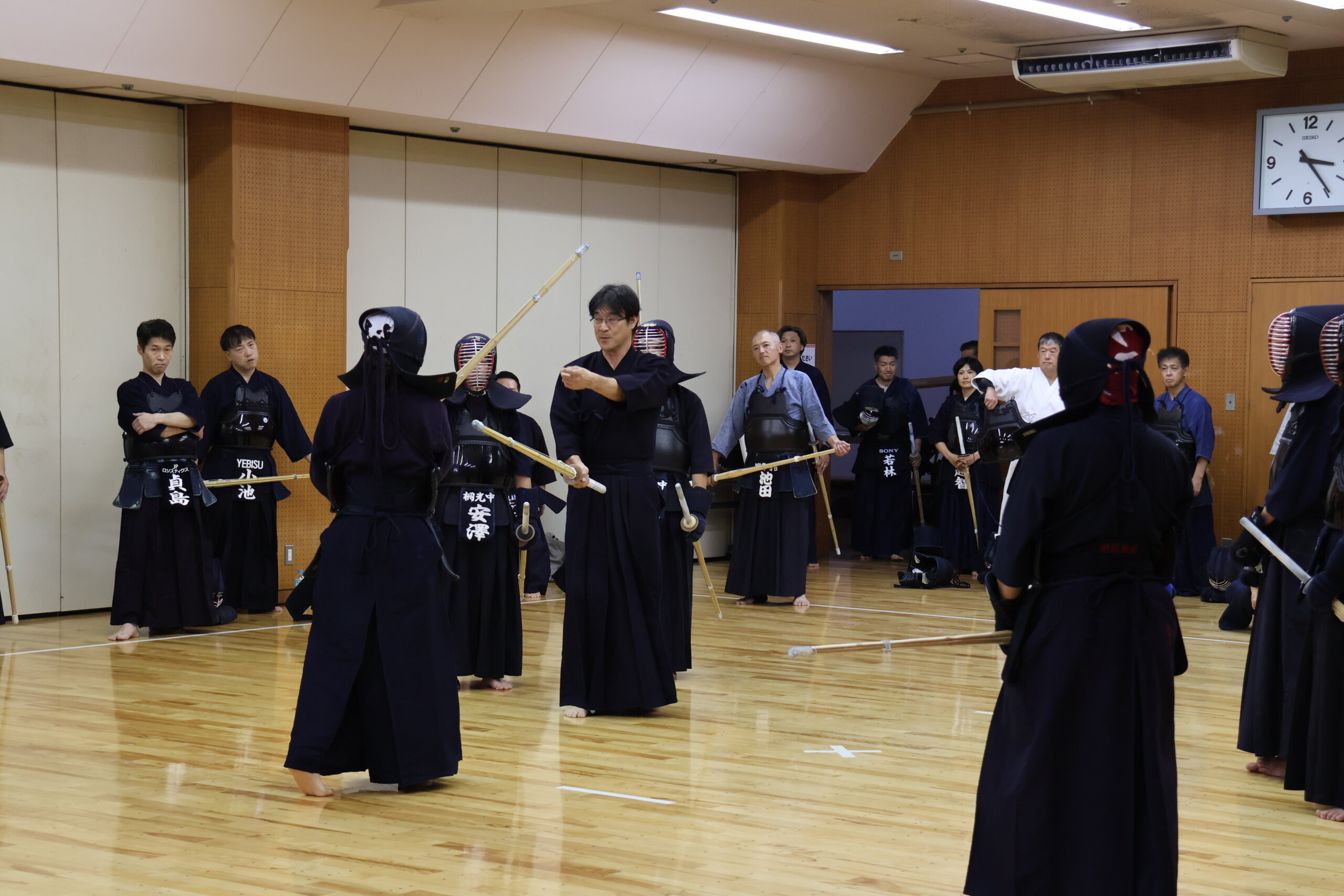 鍋山隆弘教士八段の“伝統を問い続ける”革新的指導哲学 - 剣縁｜剣道が